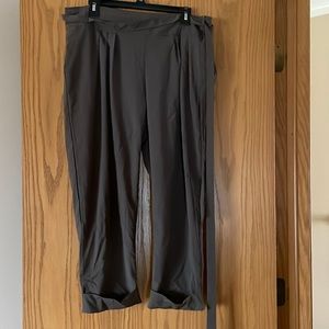 BarIII capri pants with pockets and side zipper. Worn 2. Perfect condition